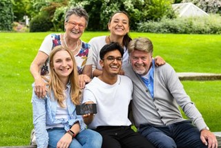 junge Engagierte zusammen mit einem älteren Mann und älterer Frau lachen in die Kamera