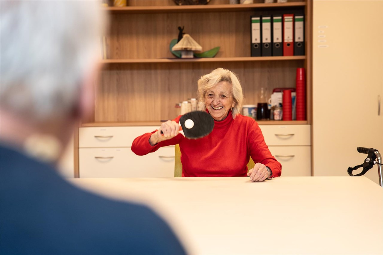 Eine Seniorin spielt Tischtennis in der Tagespflege Edith Stein in Liederbach.