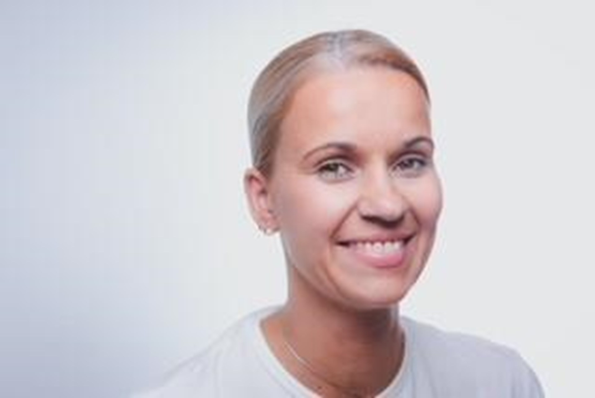 Ein Porträtfoto von Bernadette Sprung, Koordinatorin der Second-Hand-Shops in Schwalbach und Bad Homburg.