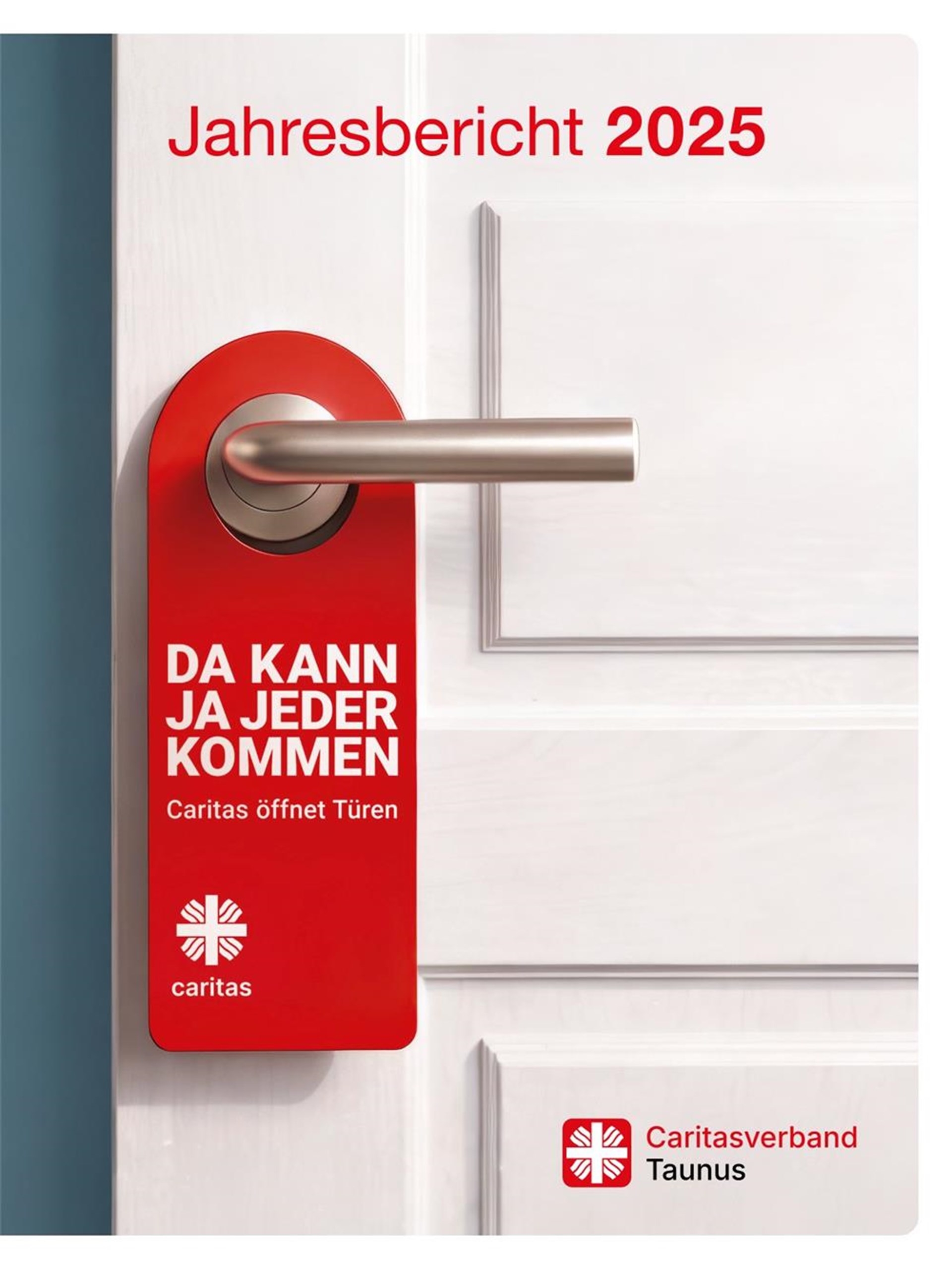 Eine weiße Tür. An der Türklinke hängt ein rotes Schild mit der Aufschrift: "Da kann ja jeder kommen. Caritas öffnet Türen.". Oben steht geschrieben: Jahresbericht 2025. Unten ist das Logo des Caritasverband Taunus zu sehen. 